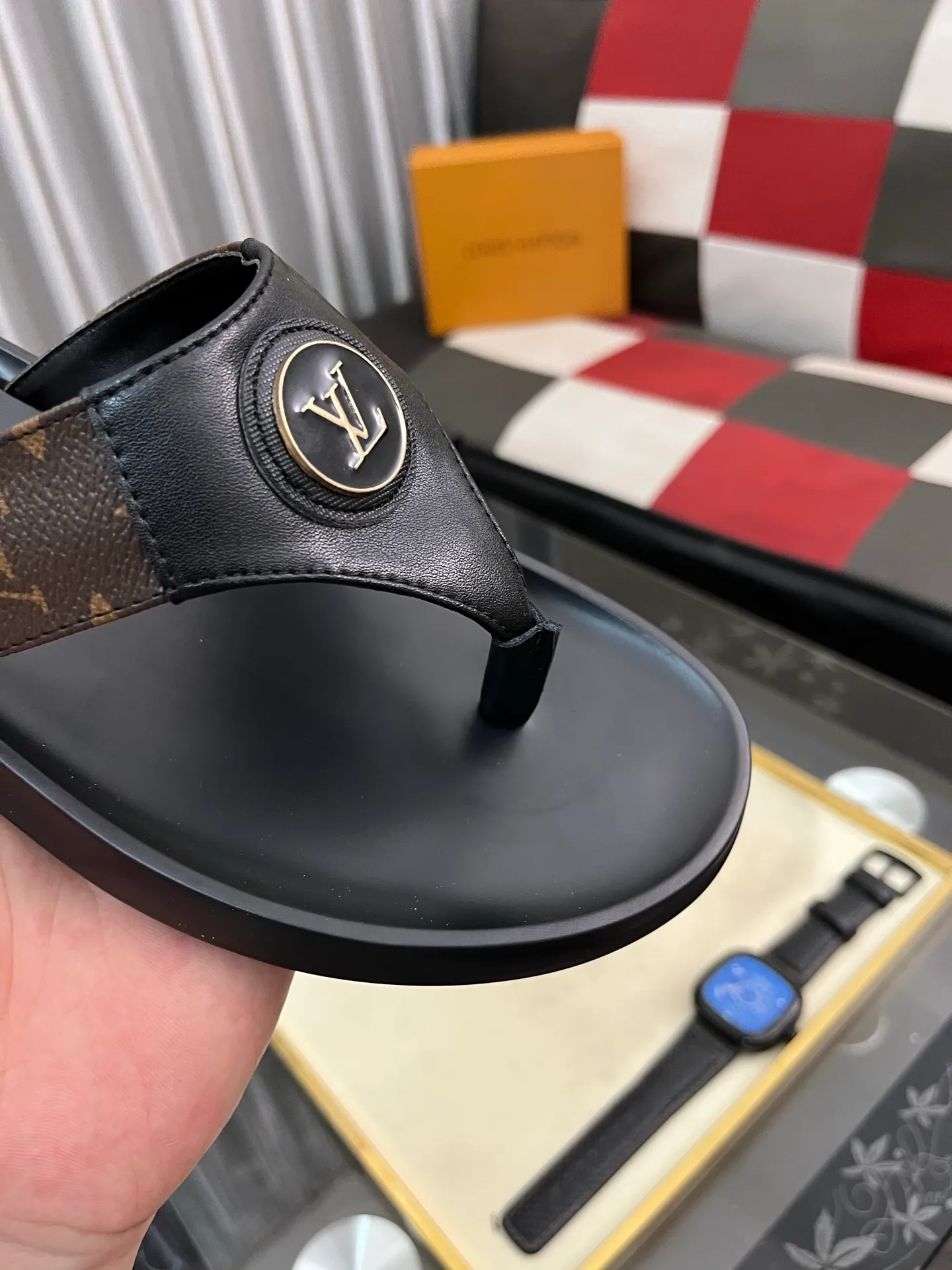 Men's shoes 💰260⌚️⌚️lv-Louis Vuitton) new men's sandals, high-end boutique, exquisite embossed logo decoration on the upper, fine workmanship, super soft soles, casual, loose and comfortable, a must-have in summer! \nsize: 38-443️⃣Colors available